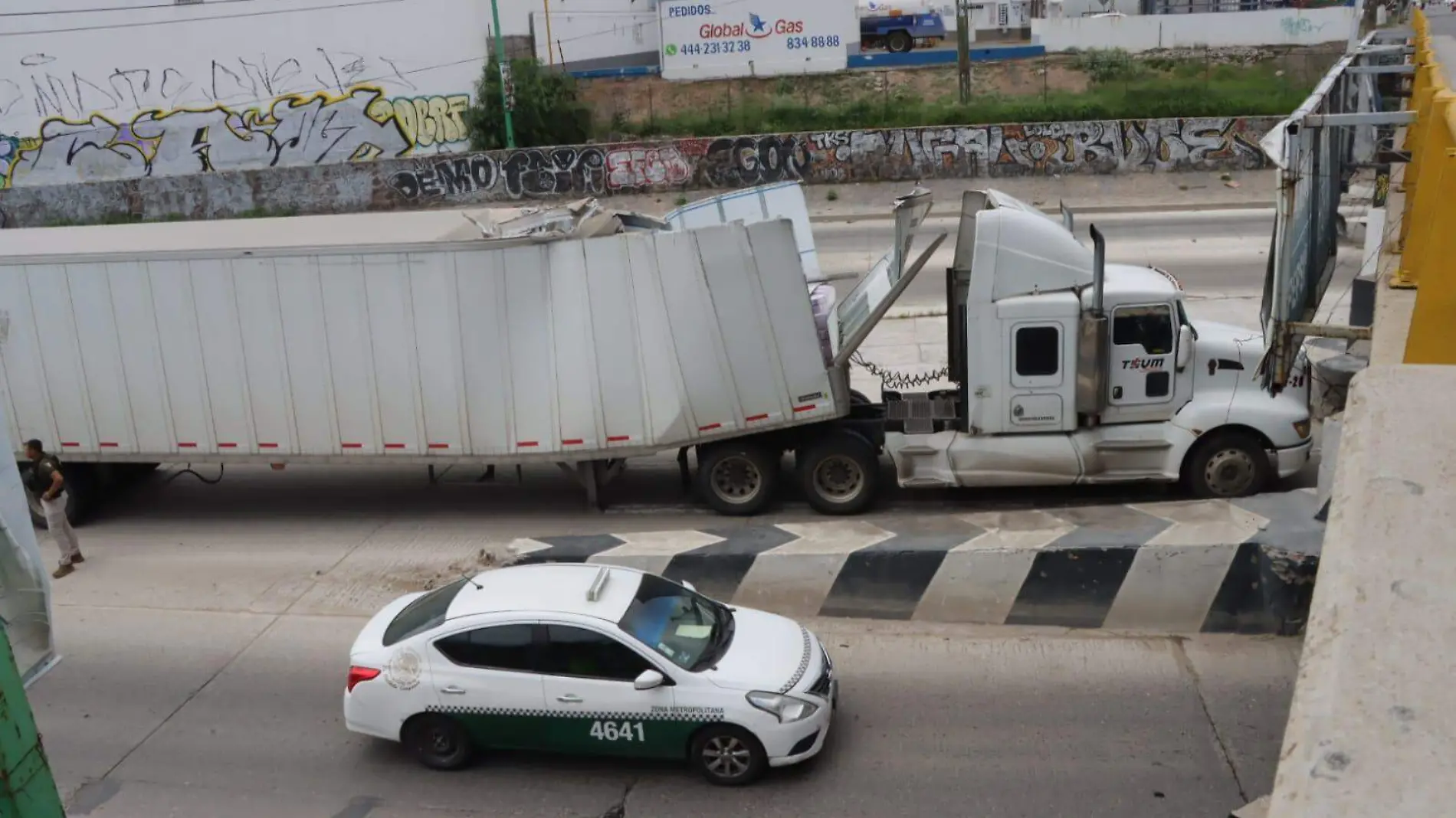 Trailer atorado en el Río Santiago